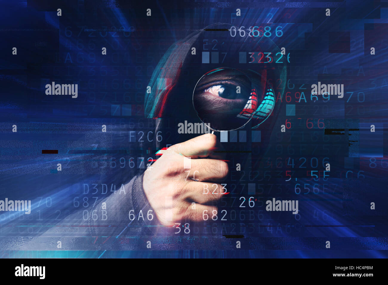 Spyware e concetto ransomware digitale con effetto di glitch, spooky incappucciati hacker con lente di ingrandimento al furto di identità online nad hacking abbiamo personale Foto Stock