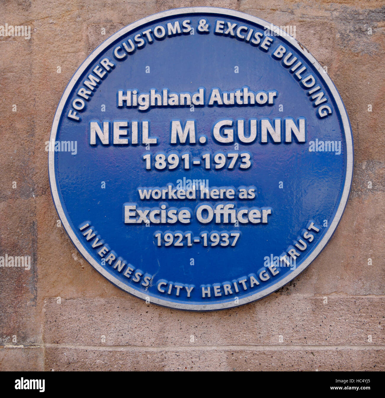 Targa blu in ottica Express (ex Dogane e accise Edificio) High Street, Inverness nel memorial a Neil M. Gunn Foto Stock