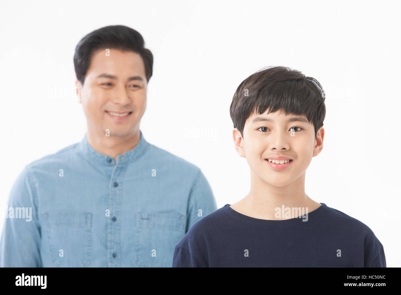 Ritratto di giovane sorridente medio di età compresa tra padre e figlio adolescente Foto Stock