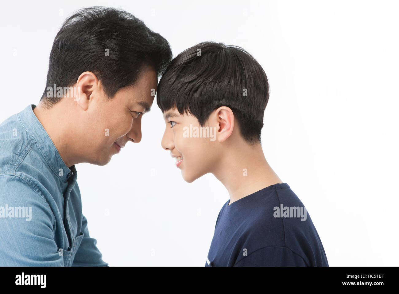 Vista laterale di amare il Padre e il figlio fcae a faccia Foto Stock