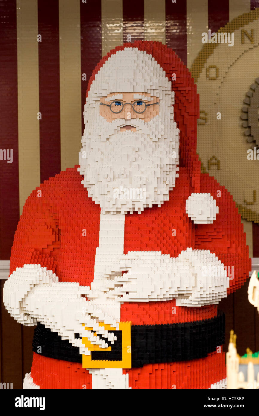 Babbo Natale realizzato da Lego visualizzati in Covent Gardens Londra Inghilterra Foto Stock Babbo Natale realizzato da Lego visualizzati in Covent Gardens Londra Inghilterra Foto Stock