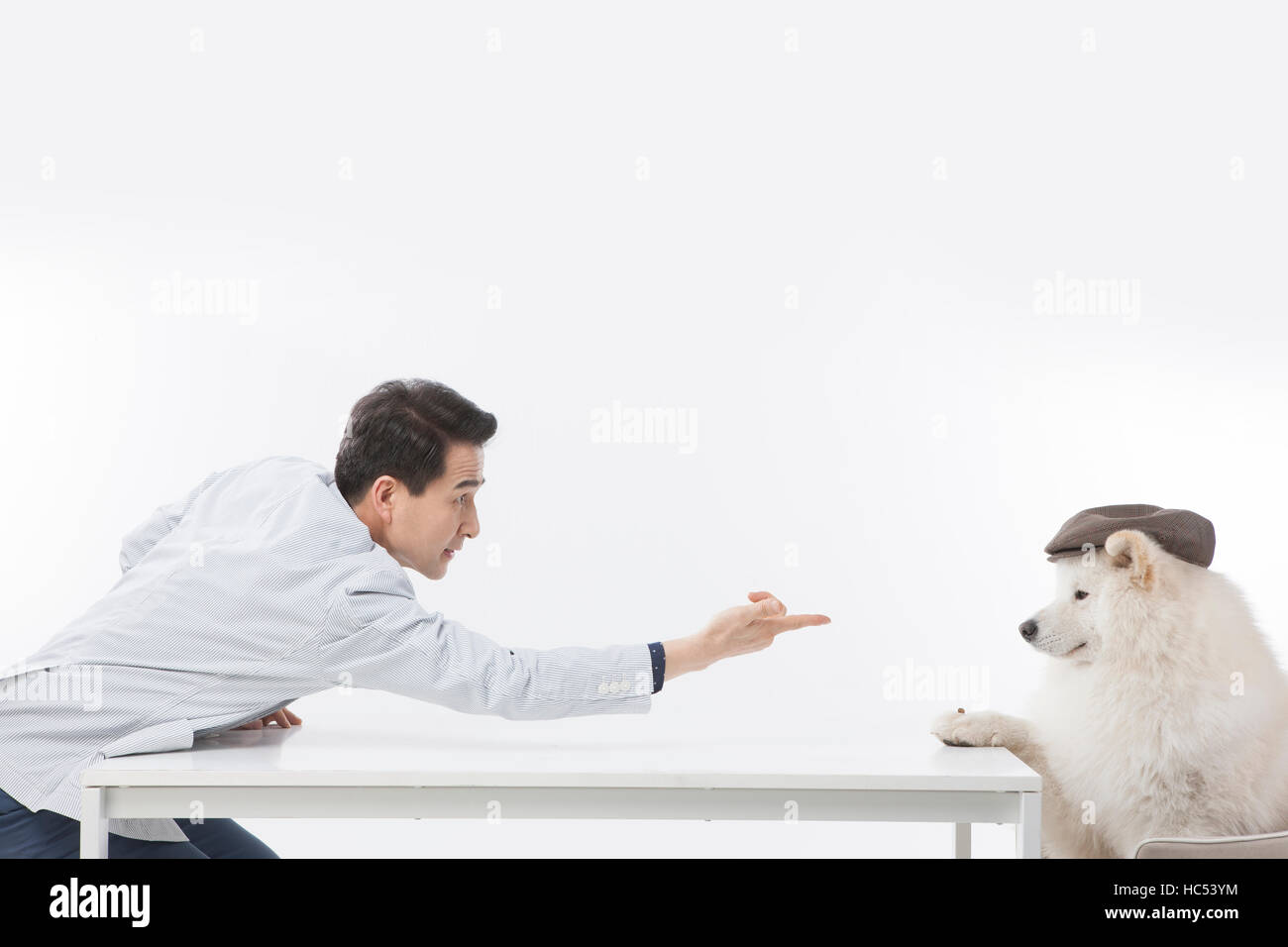 Vista laterale ritratto di uomo di mezza età mad al suo cane Foto Stock