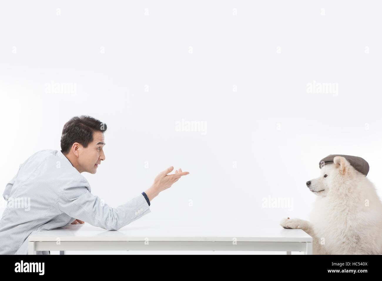 Vista laterale ritratto di uomo di mezza età a parlare con il suo cane faccia a faccia Foto Stock