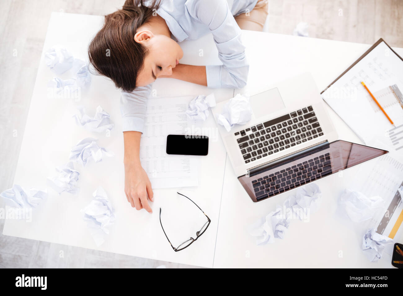 Giovani stanchi donna alla scrivania in ufficio a dormire con gli occhi chiusi, la privazione di sonno e di vita stressante concept Foto Stock