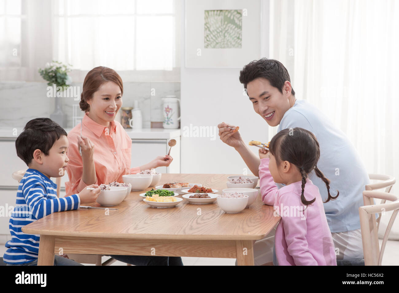 Armoniosa famiglia avente i pasti Foto Stock