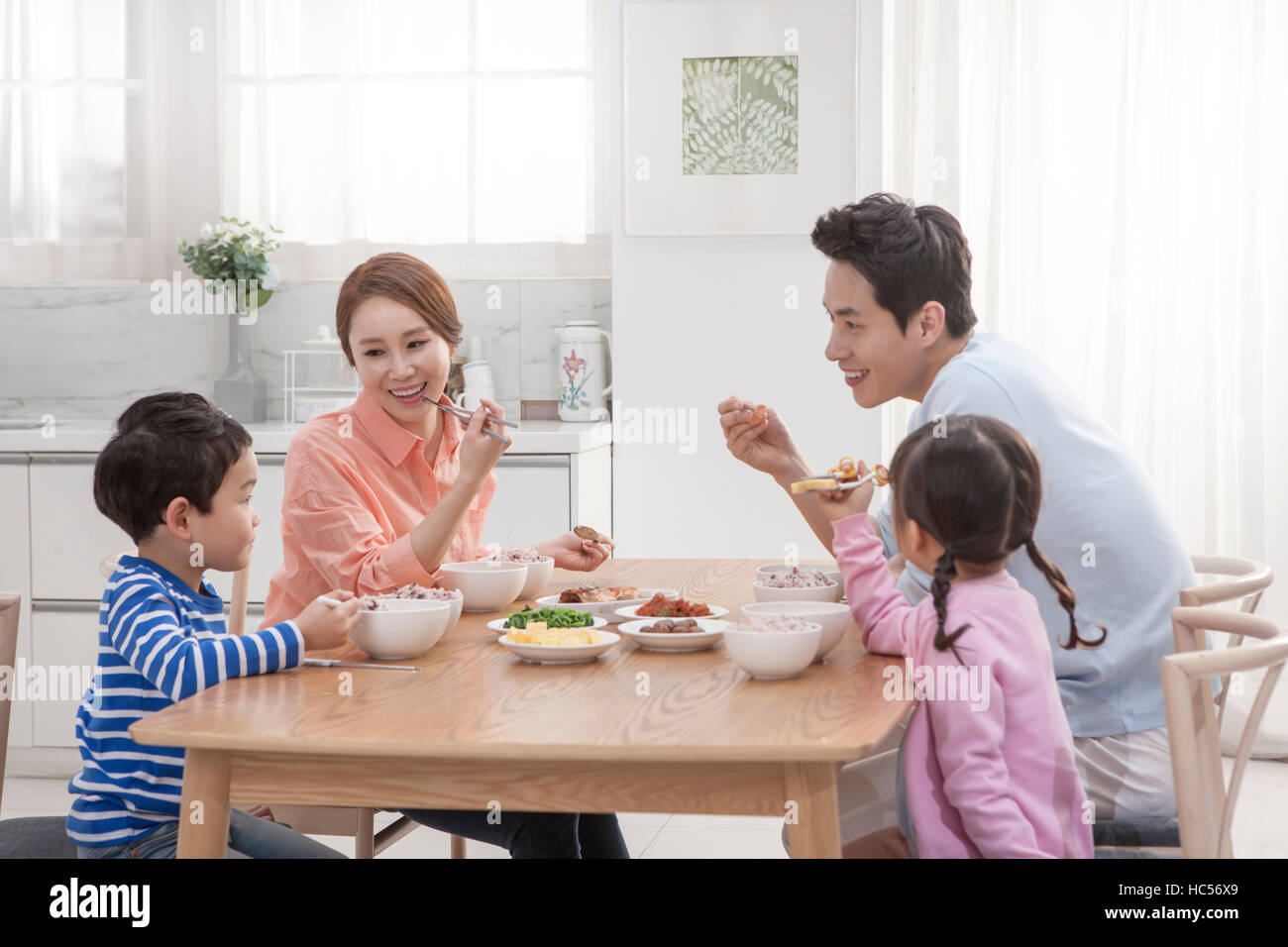 Armoniosa famiglia avente i pasti Foto Stock