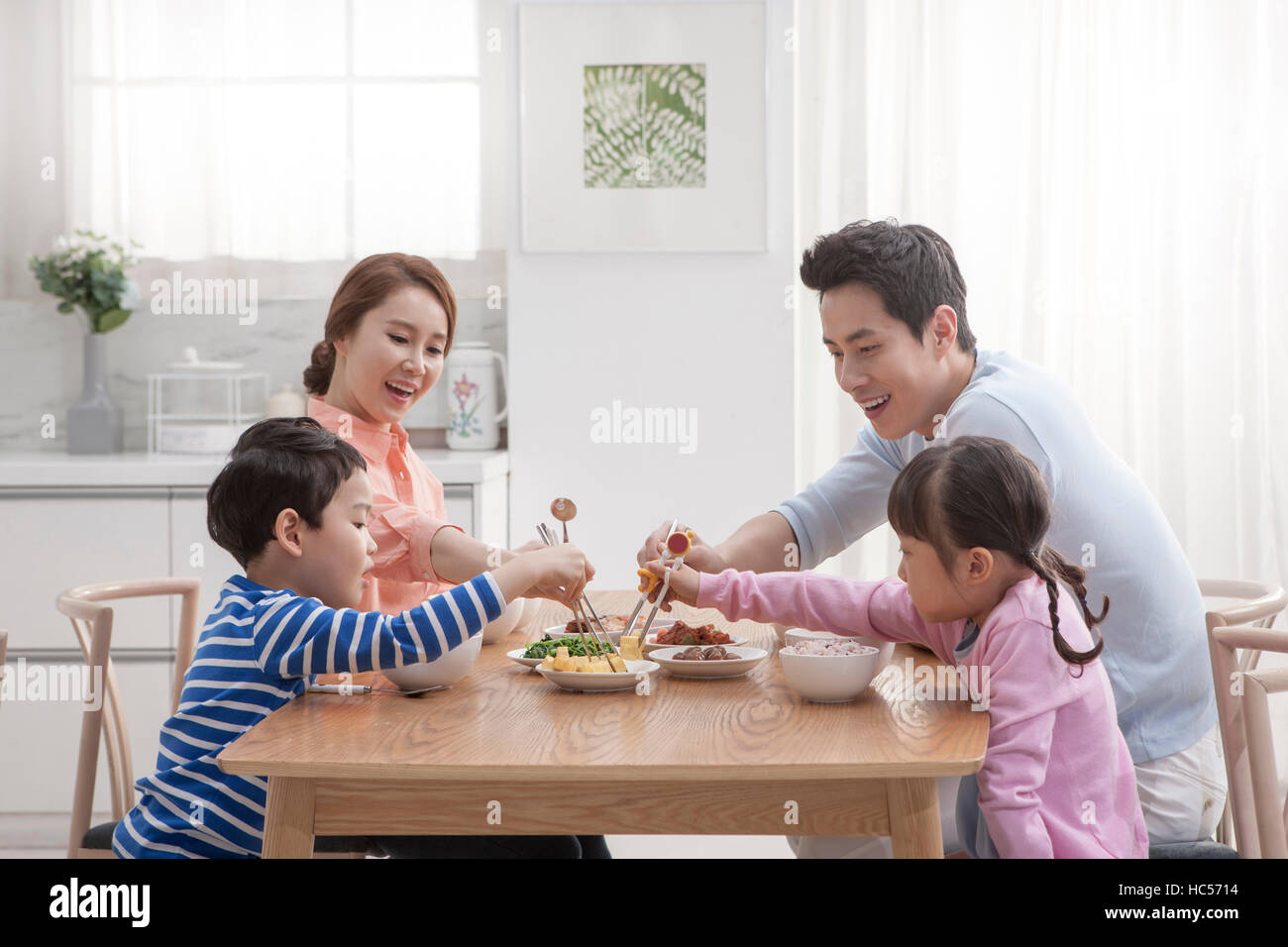 Armoniosa famiglia avente i pasti Foto Stock