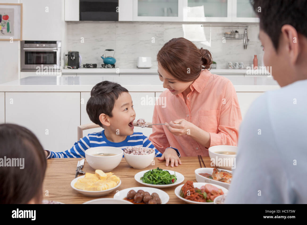 Armoniosa famiglia avente i pasti Foto Stock