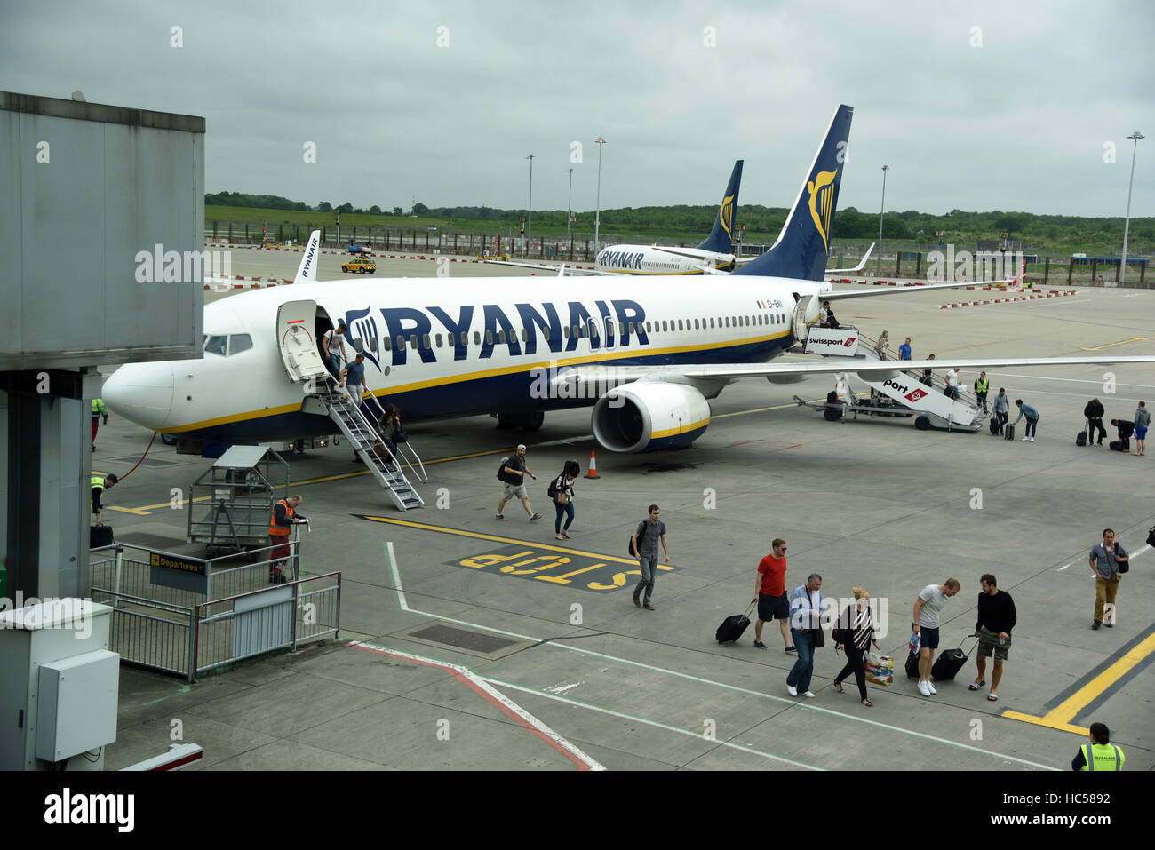 Ryanair sbarco piano di scarico Foto Stock