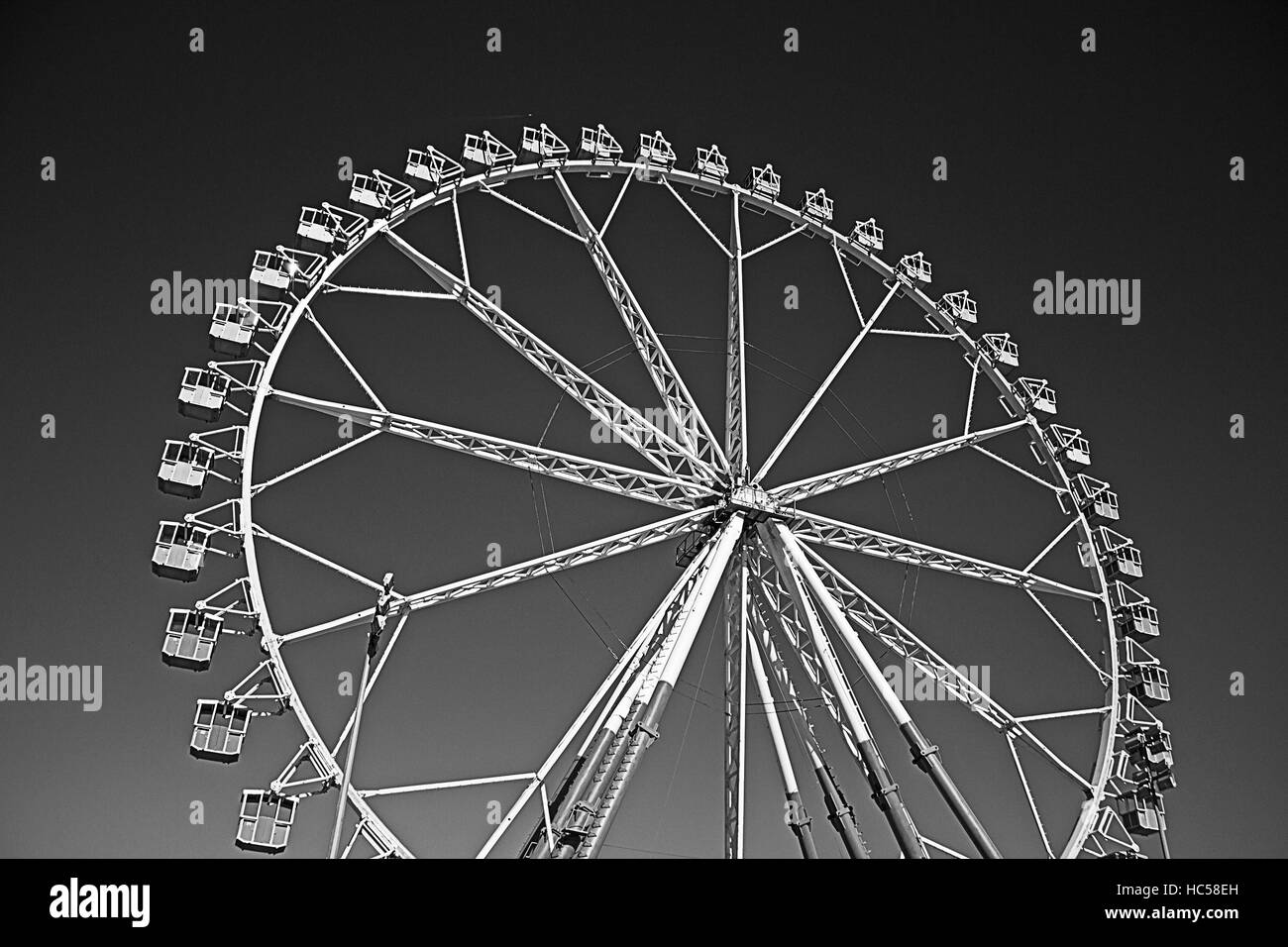 Ruota panoramica nel parco dei divertimenti di esecuzione, divertente Foto Stock
