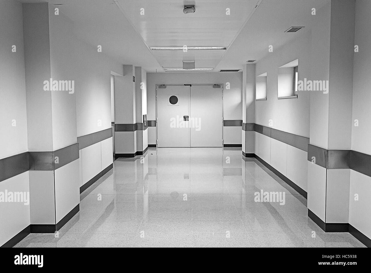 Ospedale vuoto hall con pareti bianche, medicina Foto Stock