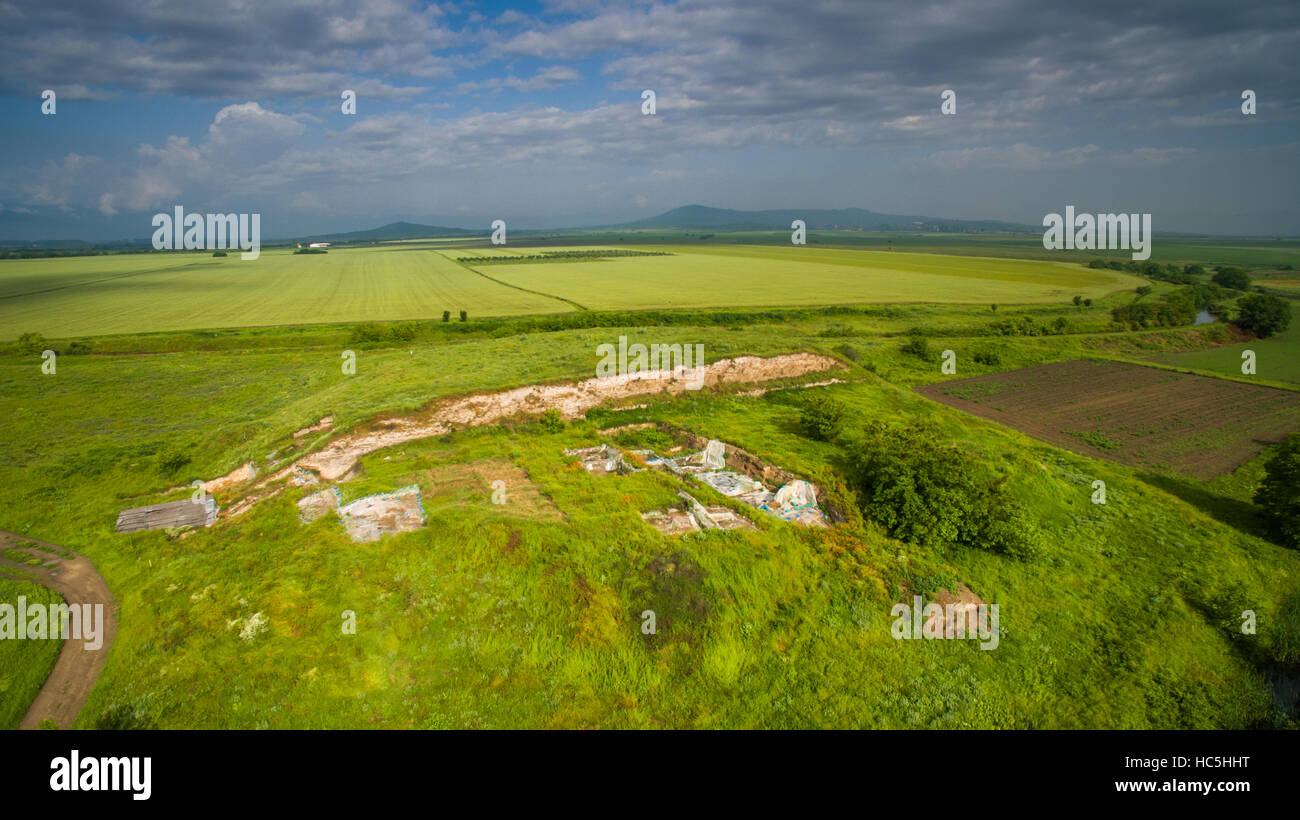 Gli archeologi hanno scoperto un cordone di oro nella cosiddetta Città di uccelli vicino villaggio Yunatsite, Pazardjik, Bulgaria, fatta prima dell'età della necropoli di Varna tesori.Questo significa che la ricerca è la più antica elaborati d'oro in tutto il mondo. Il luogo dove th Foto Stock