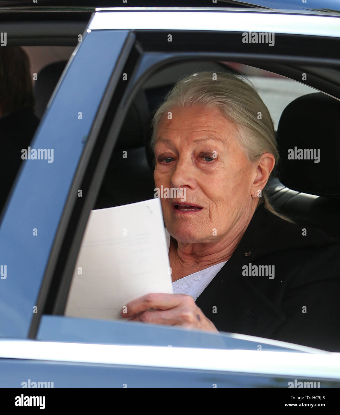 Vanessa Redgrave e signore Alfred Duplica arrivare a Downing Street per consegnare una lettera al Primo Ministro da cittadini UK evidenziando la 170 di un bambino senza accompagnatore rifugiati a Calais. Purtroppo la richiesta di accedere a Downing Street è stata fatta solo ieri Foto Stock