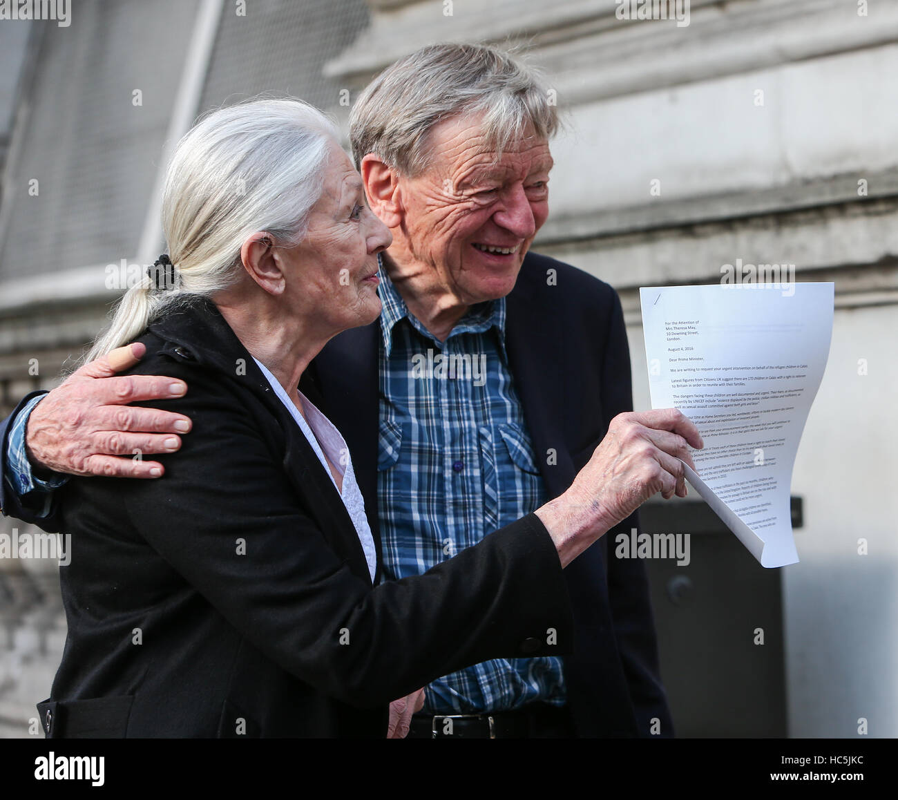 Vanessa Redgrave e signore Alfred Duplica arrivare a Downing Street per consegnare una lettera al Primo Ministro da cittadini UK evidenziando la 170 di un bambino senza accompagnatore rifugiati a Calais. Purtroppo la richiesta di accedere a Downing Street è stata fatta solo ieri Foto Stock