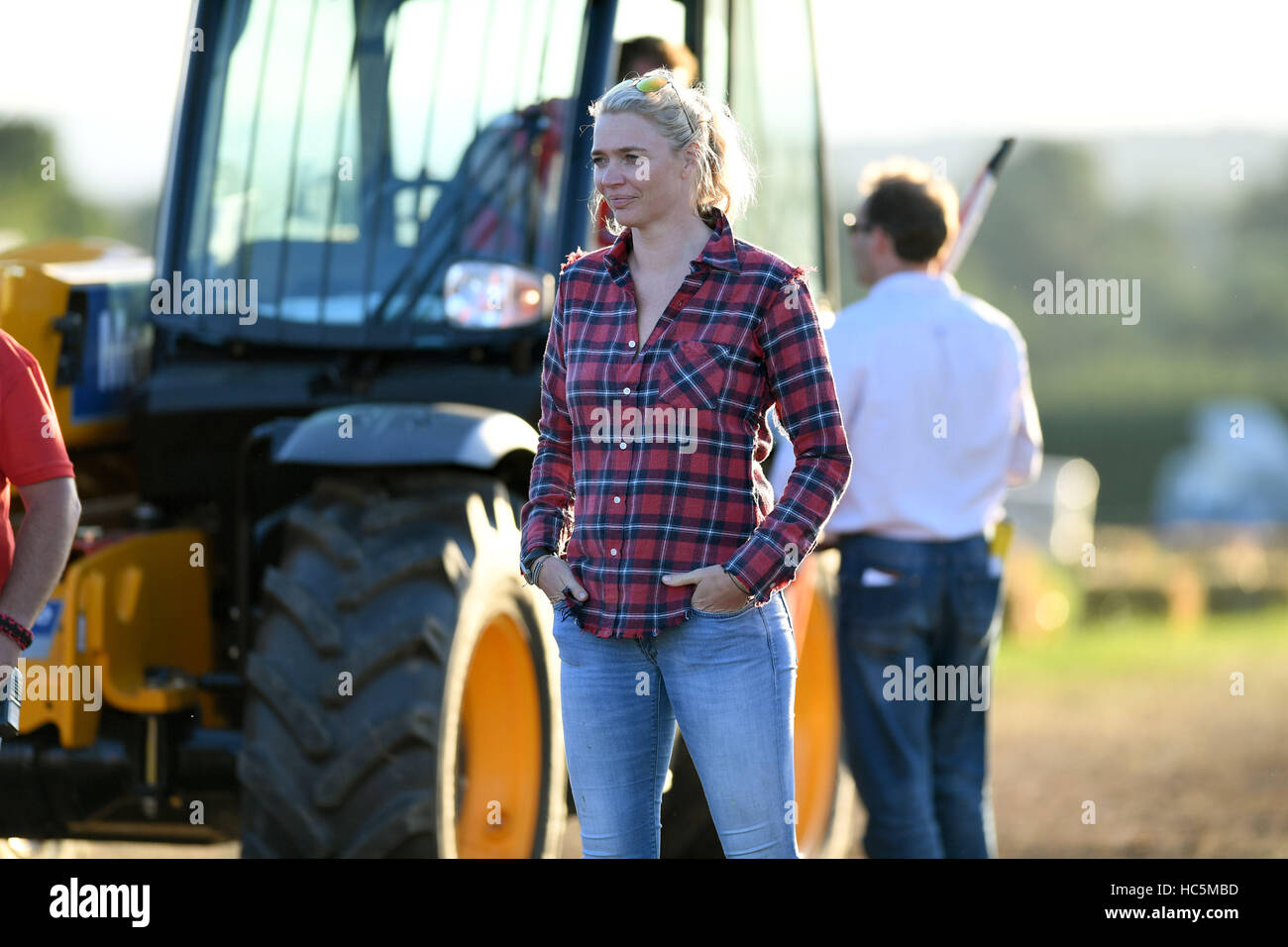 Jodie Kidd modello di moda, pilota da corsa e personalità televisiva presso il British Tosaerba Racing Association 12 ora tosaerba in gara in cinque querce, vicino a Billingshurst nel West Sussex, Regno Unito. Ella è la gara ufficiale starter che hanno abbandonato la Union Jack un Foto Stock