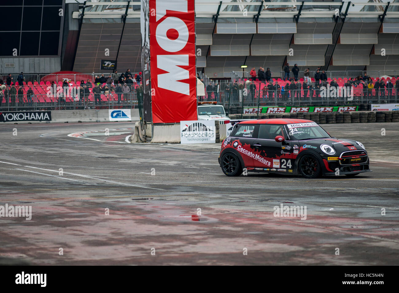 Bologna, Italia. 04 Dic, 2016. Bologna, 4 dicembre 2016. Ormai alla sua 40° Edizione del Motorshow di Bologna ha accolto nel suo stand espositori provenienti da tutto il mondo. In auto show di ieri, di oggi e di domani. In Motul 48 Arena la mostra prosegue con le teste e le auto d'epoca, mostre e moderne auto racing. Nella foto il Mini sfida con Tobia Zarpellon Nazionalitˆ: italiana Anno di nascita: 1990 Luogo di nascita: Cittadella (PD) Risultati 2016: 7¡ mini sfida © Roberto Silvino/Pacific Press/Alamy Live News Foto Stock