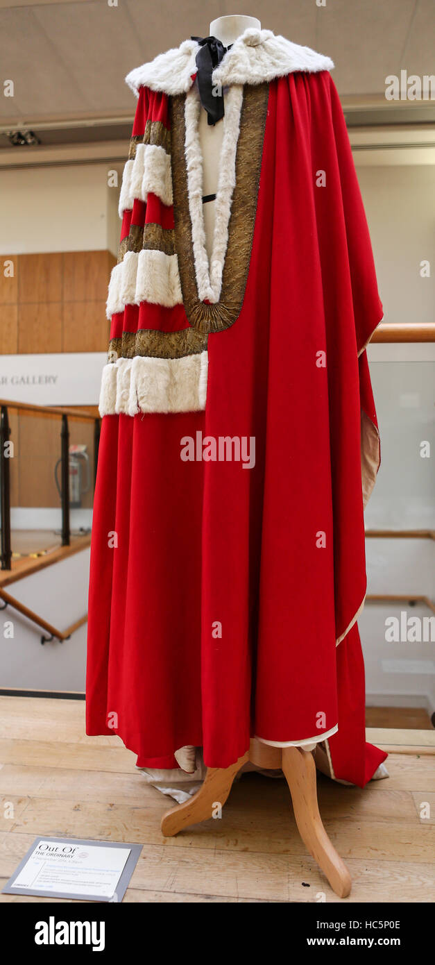 Christie's "fuori dell'Ordinario' asta, 250 anniversario edizione. Il manto indossato nella casa dei signori di Richard John Bingham, 7° Conte di Lucan. Dotato di: accappatoio dove: Londra, Regno Unito quando: 08 Ago 2016 Foto Stock