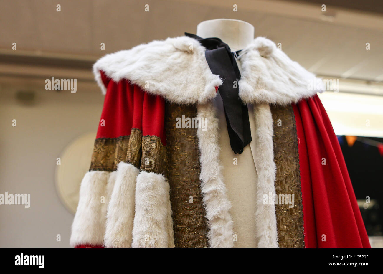 Christie's "fuori dell'Ordinario' asta, 250 anniversario edizione. Il manto indossato nella casa dei signori di Richard John Bingham, 7° Conte di Lucan. Dotato di: accappatoio dove: Londra, Regno Unito quando: 08 Ago 2016 Foto Stock