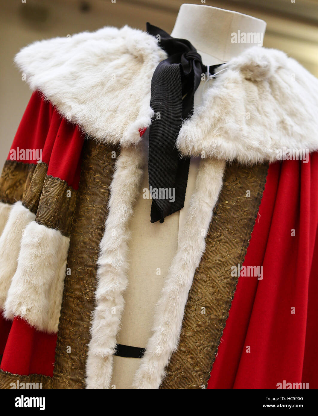 Christie's "fuori dell'Ordinario' asta, 250 anniversario edizione. Il manto indossato nella casa dei signori di Richard John Bingham, 7° Conte di Lucan. Dotato di: accappatoio dove: Londra, Regno Unito quando: 08 Ago 2016 Foto Stock