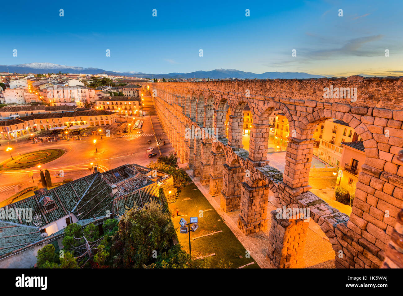 Segovia, Spagna vista città a Plaza del Azoguejo e l'antico acquedotto romano. Foto Stock