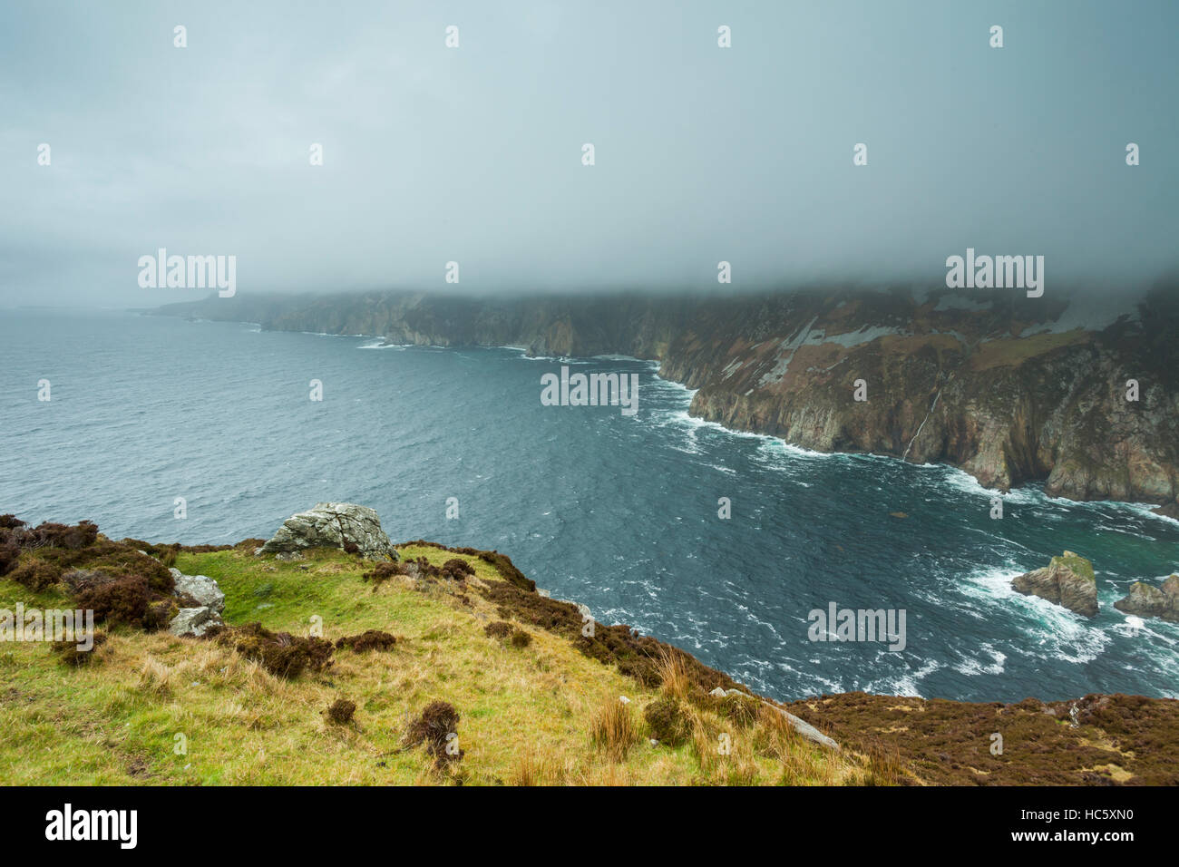 La nebbia oltre Slieve League cliffs, County Donegal, Irlanda. Foto Stock