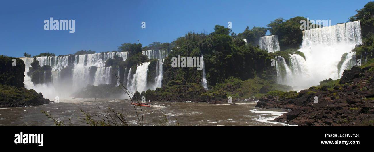 Iguazu: foresta pluviale e vista panoramica delle Cascate di Iguassù, generato dal fiume Iguazu, una delle più importanti attrazioni turistiche di America Latina Foto Stock