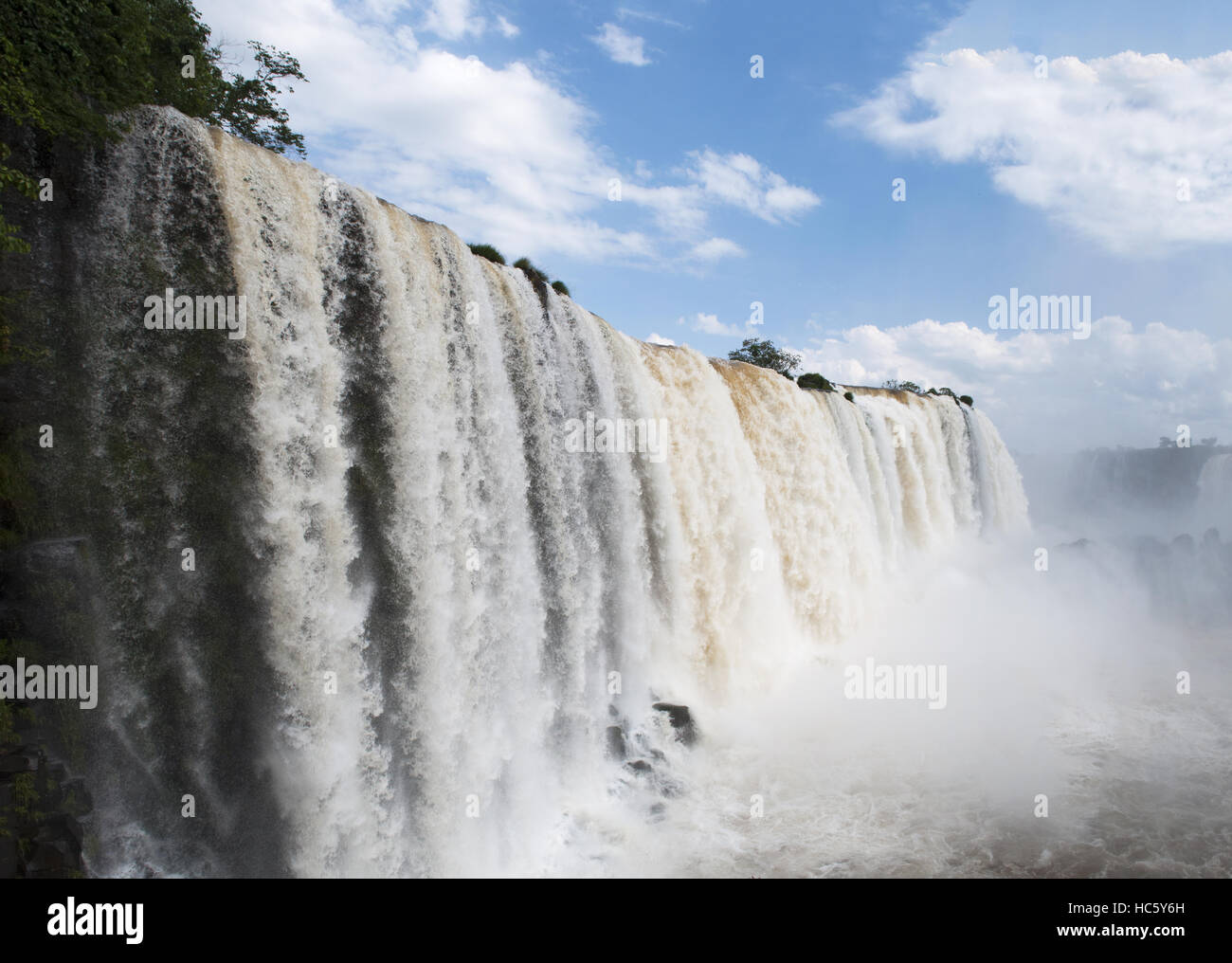 Iguazu: foresta pluviale e vista panoramica delle Cascate di Iguassù, generato dal fiume Iguazu, una delle più importanti attrazioni turistiche di America Latina Foto Stock