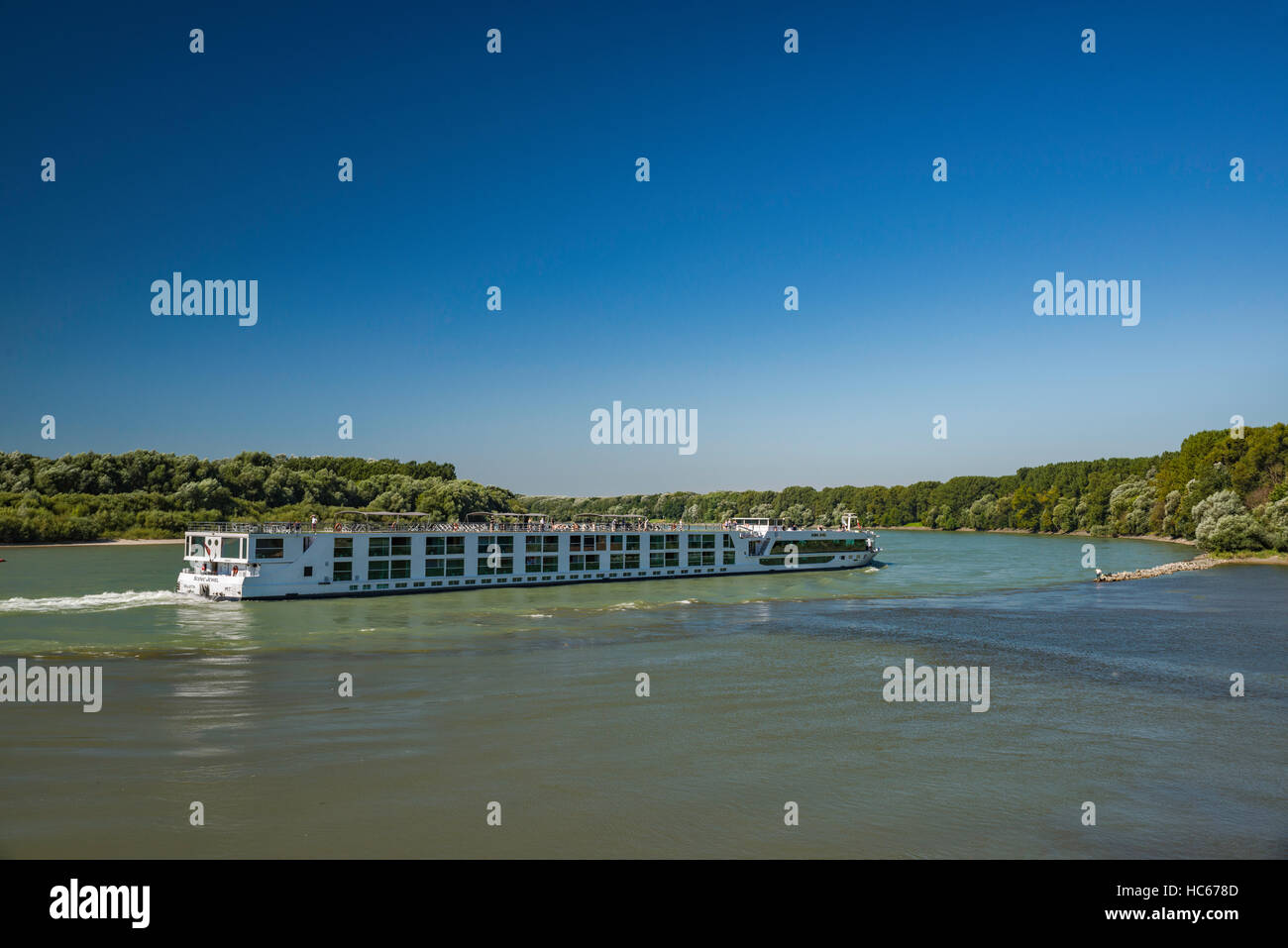 Gioiello paesaggistico River Cruise Ship, registrati a La Valletta, Malta, il fiume Danubio, alla confluenza con Morava, vicino al Castello di Devin in Foto Stock