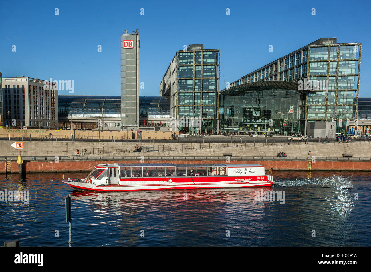 Escursione in barca sul fiume Spree davanti a Berlino stazione ferroviaria principale Hauptbahnhof, Berlino, Germania Foto Stock