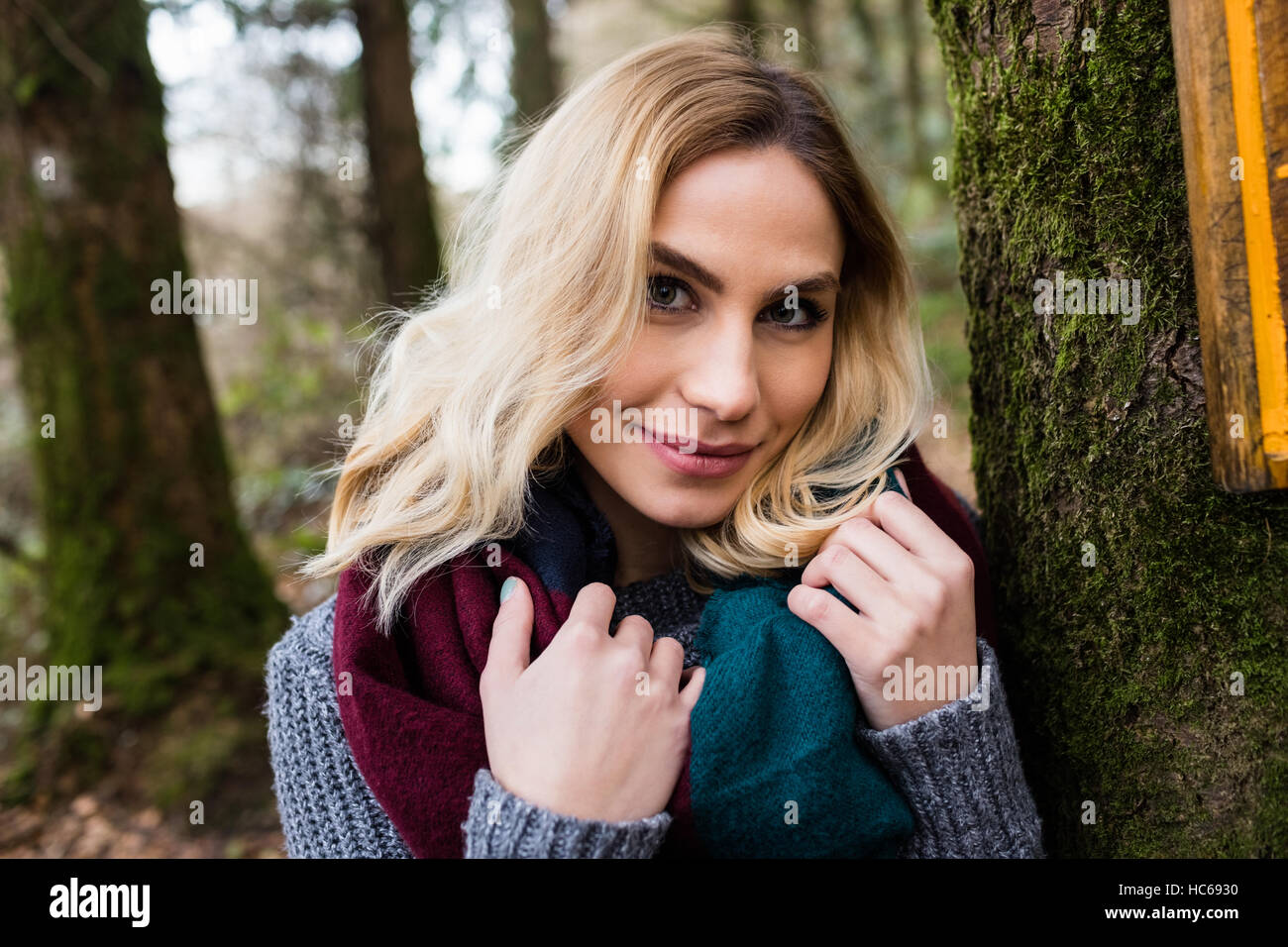 Close-up di donna sorridente in foresta Foto Stock