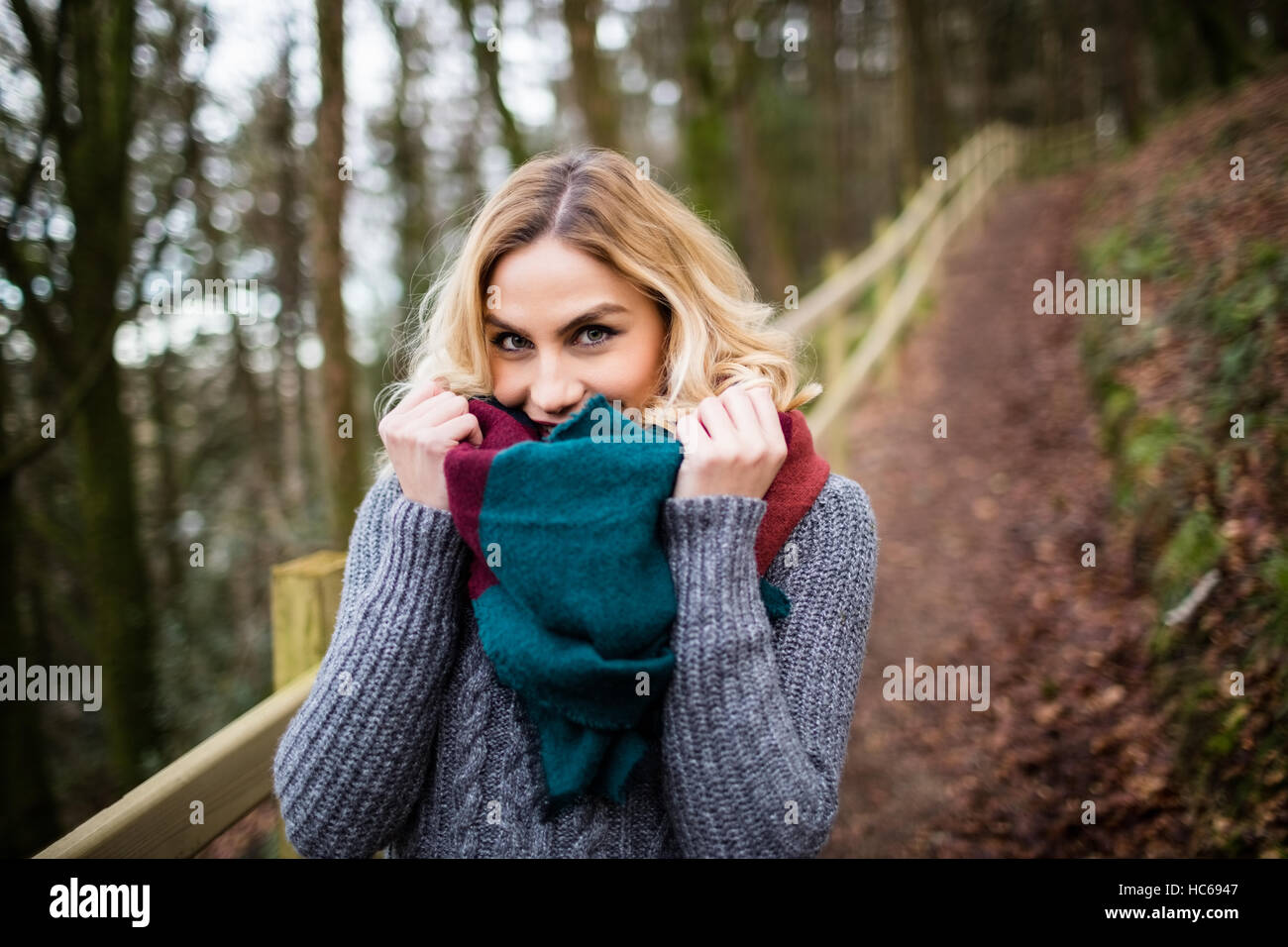Bella Donna sorridente in foresta Foto Stock