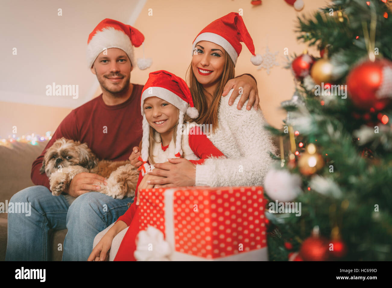 La famiglia felice a vacanze di Natale Foto Stock