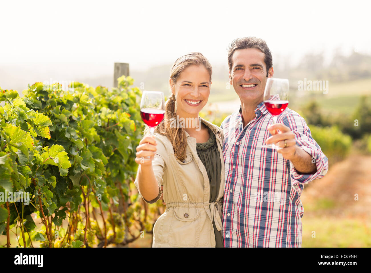 Coppia felice azienda bicchieri di vino Foto Stock