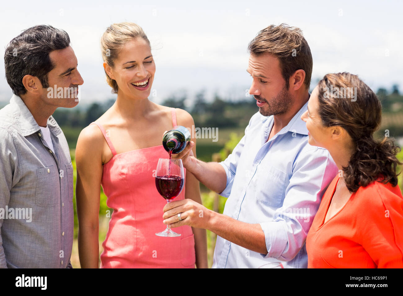 Happy amici avente il vino Foto Stock