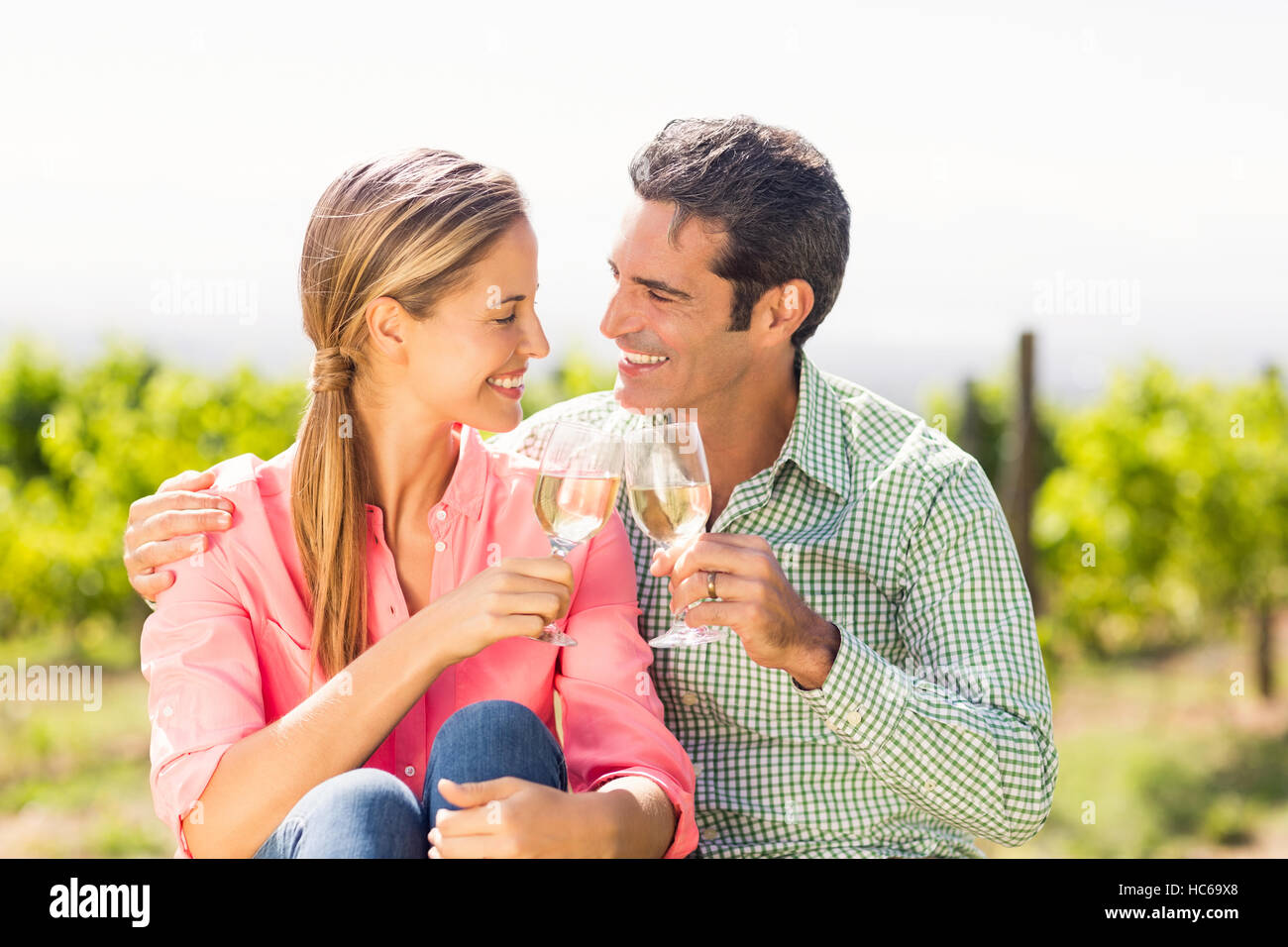 Coppia felice la tostatura di bicchieri di vino Foto Stock