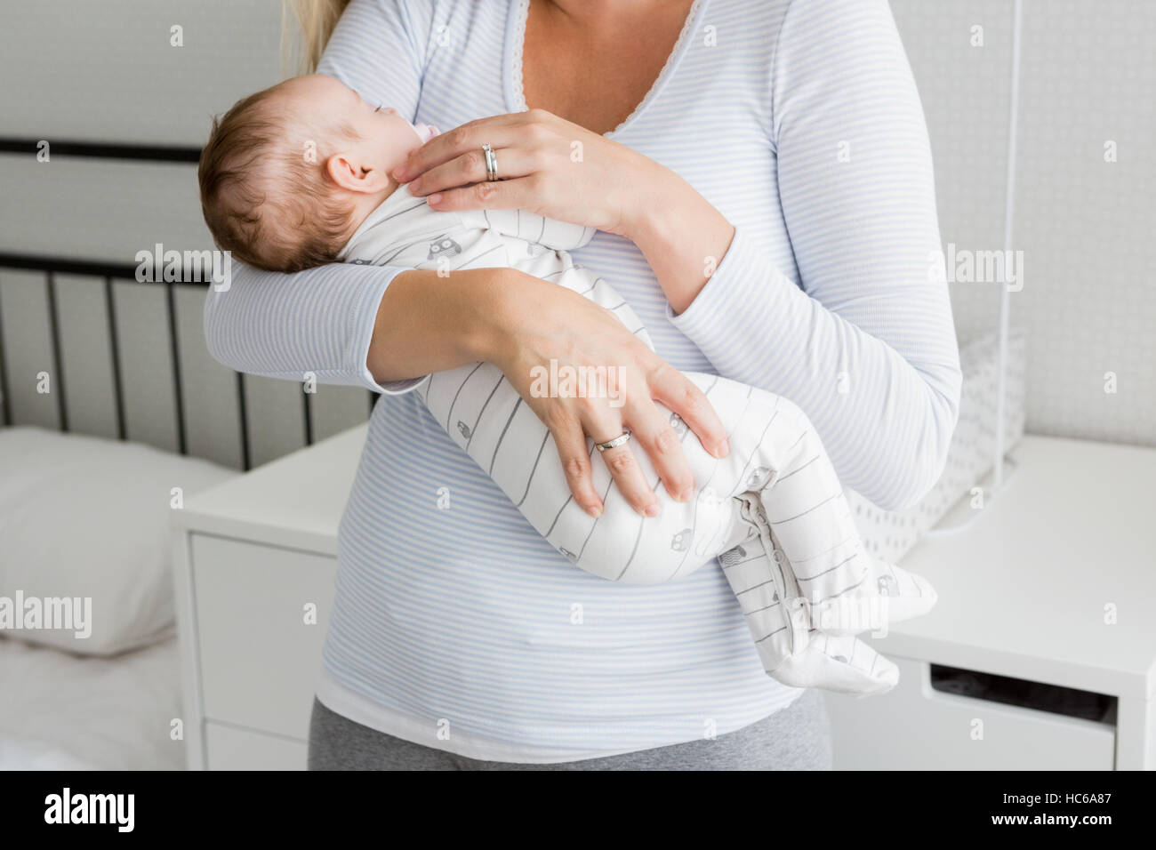 Sezione centrale della madre mentre tiene il suo bambino Foto Stock