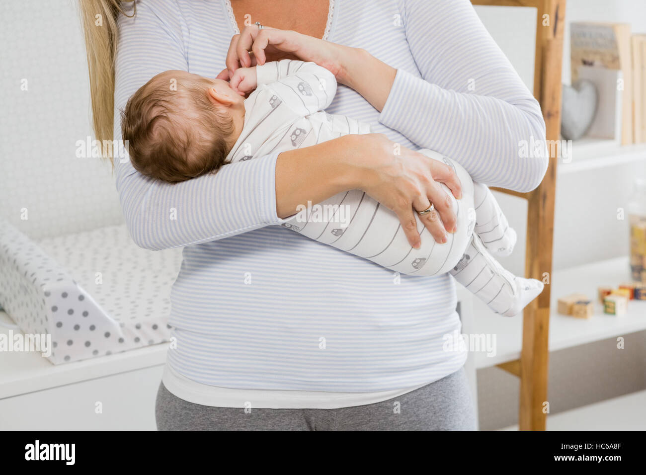 Sezione centrale della madre mentre tiene il suo bambino Foto Stock