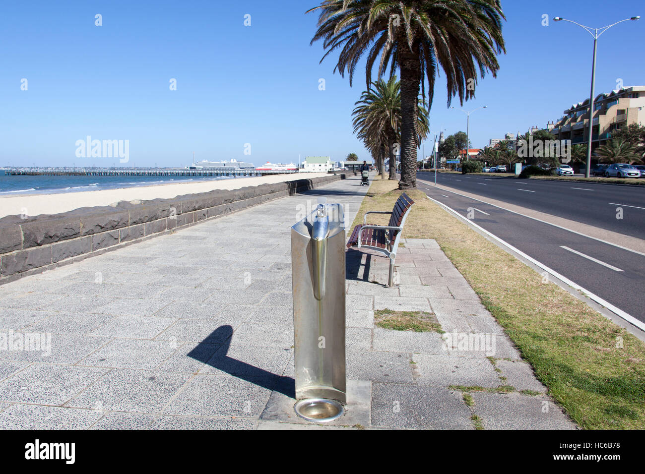 Il posto ideale per bere l'acqua per un essere umano e un animale su Beach Street nella città di Melbourne (Victoria). Foto Stock