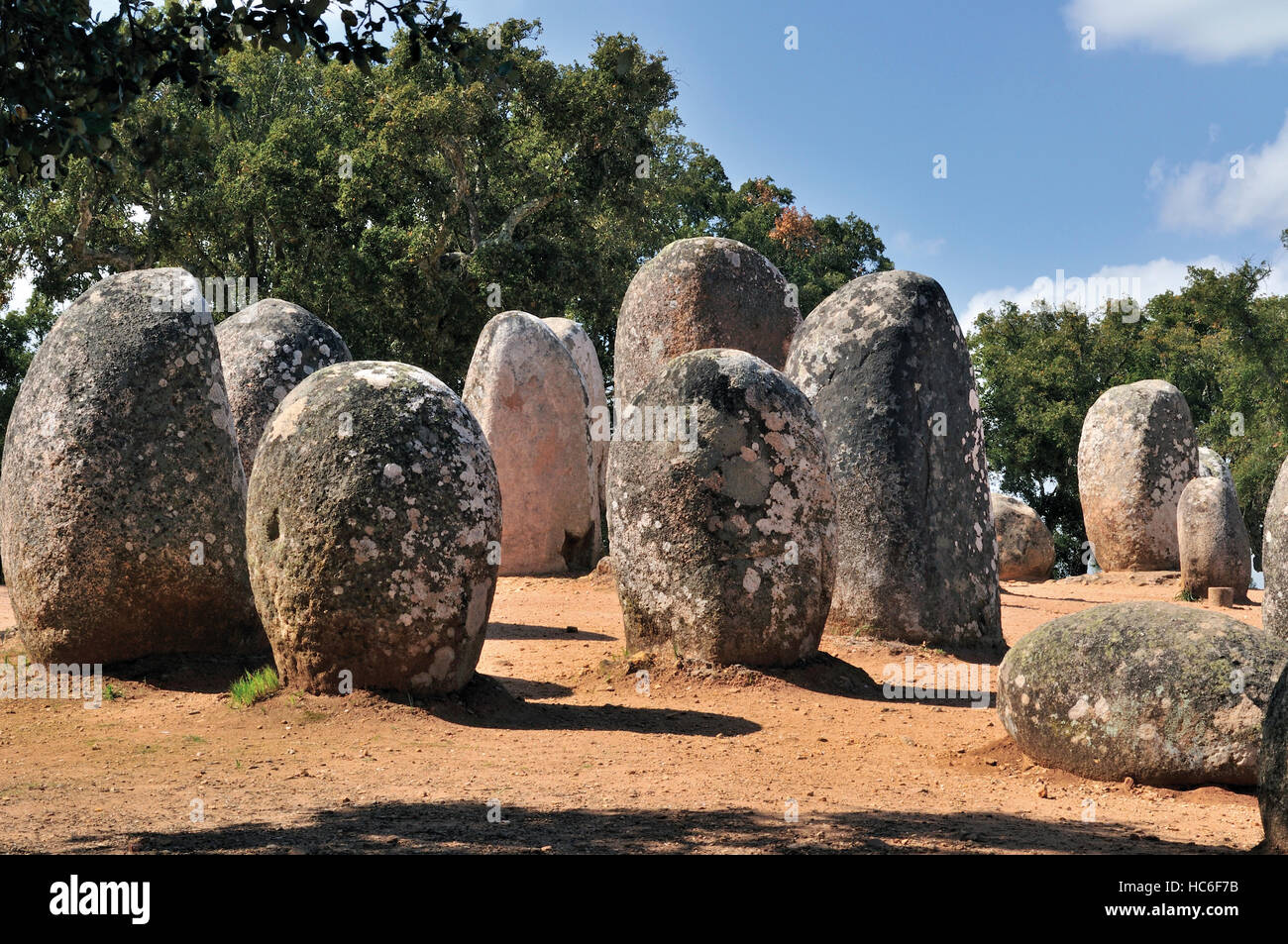 Portogallo Alentejo: monumento megalitico Cromlech di Almendres vicino a Evora Foto Stock