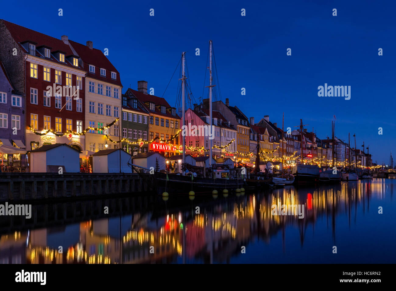 Decorazione di Natale lungo Nyhavn canal, Copenhagen, Danimarca Foto Stock