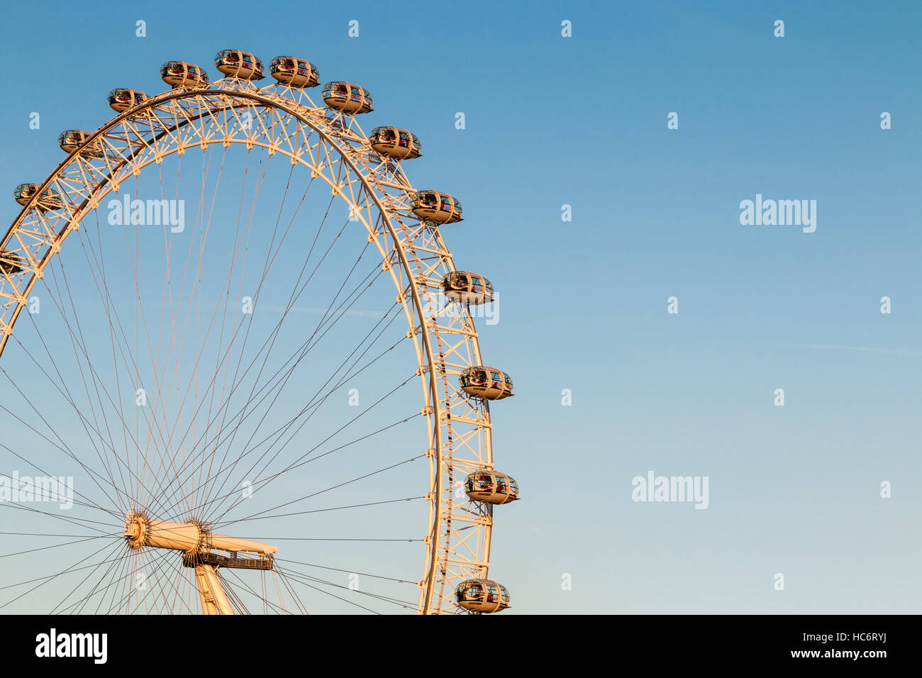 London Eye ruota panoramica Ferris contro un profondo blu del cielo di tramonto. Spazio di copia a destra. Il London Eye è impostata contro un fresco blu cielo d'inverno. Foto Stock