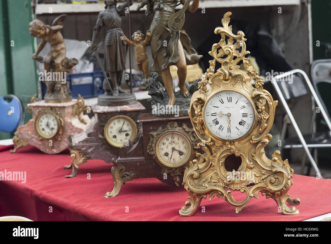 Bazar na Kole Mercato delle Pulci a Varsavia in Polonia. Situato nel centro di Varsavia. È possibile individuare oggetti di antiquariato tutti i tipi di vernice utilizzati libri o registri contabili, fotografie, argenteria, elettrodomestici, vecchi giocattoli, indumenti usati ed altri protagonisti: atmosfera dove: Varsavia, Po Foto Stock