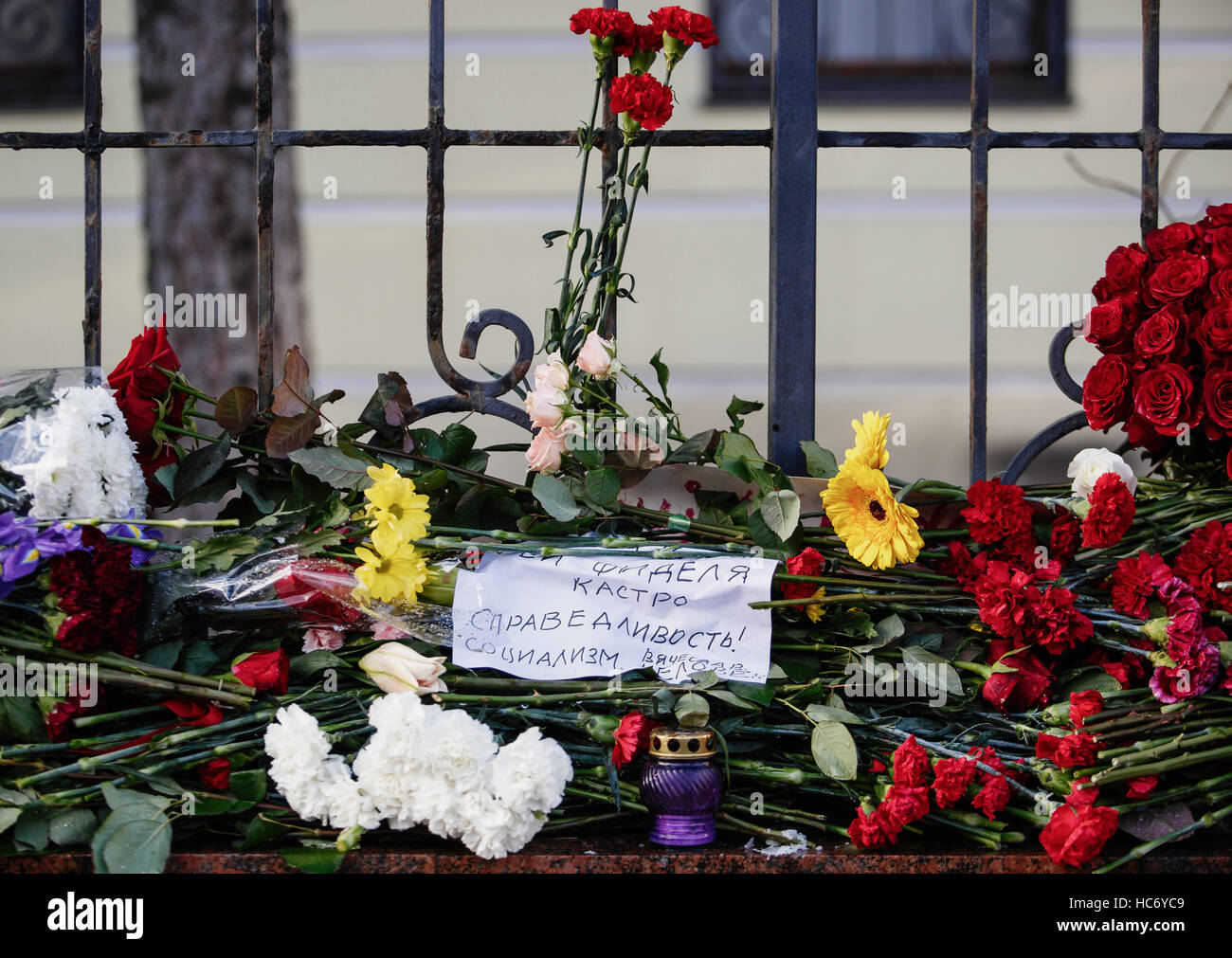 Mosca - 27 Novembre,2016: Memorial con flovers all ambasciata di Cuba Rebulic.persone piangono la morte del presidente cubano Fidel Castro.i funerali di natoina Foto Stock