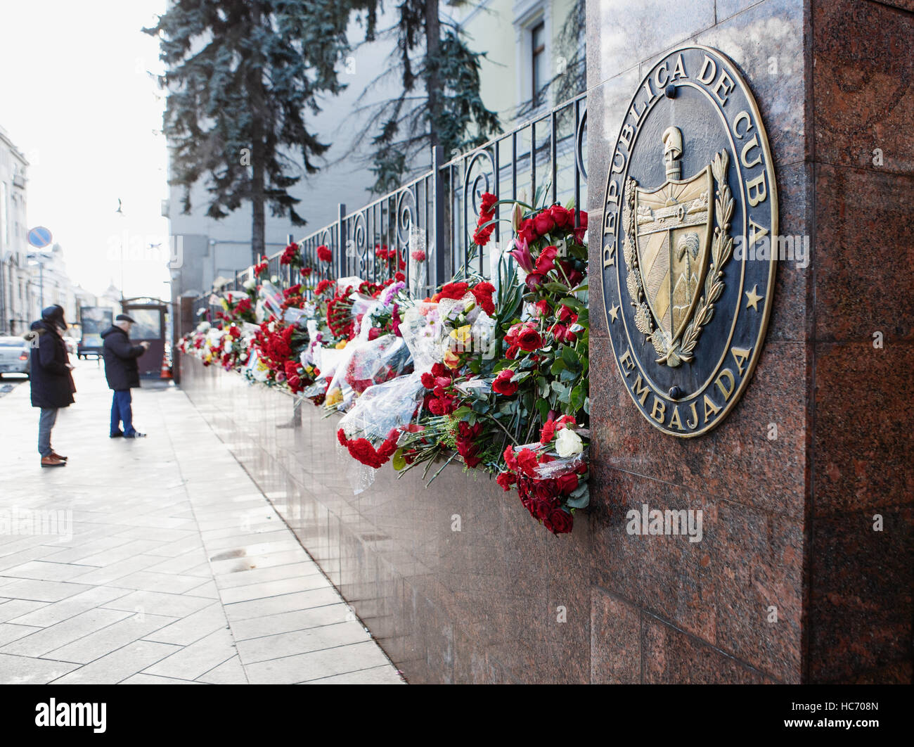 Mosca - 27 Novembre,2016: Memorial con flovers all ambasciata di Cuba Rebulic.persone piangono la morte del presidente cubano Fidel Castro.i funerali di natoina Foto Stock