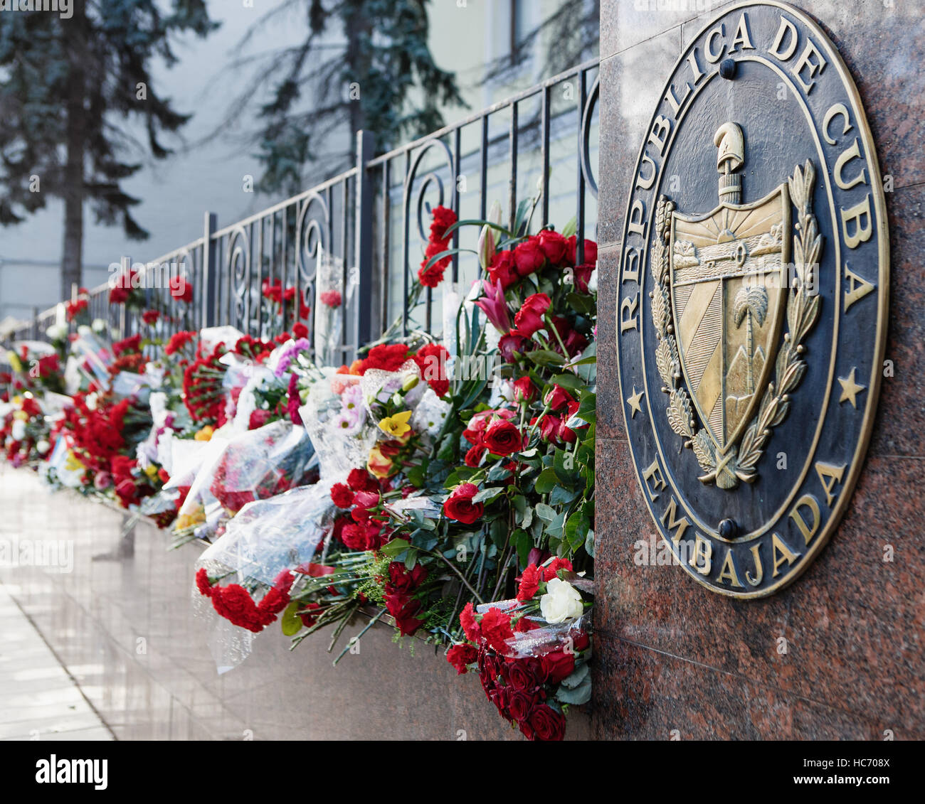 Mosca - 27 Novembre,2016: Memorial con flovers all ambasciata di Cuba Rebulic.persone piangono la morte del presidente cubano Fidel Castro.i funerali di natoina Foto Stock