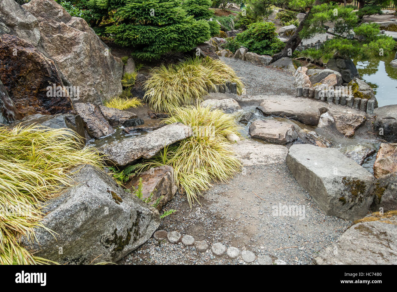 Vista di un sentiero roccioso con una piccola cascata. Foto Stock