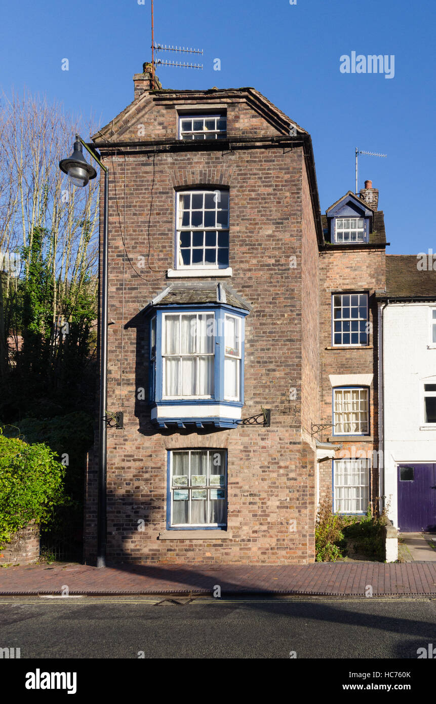 Alti e stretti di mattoni Georgian House di Ironbridge, Shropshire Foto Stock