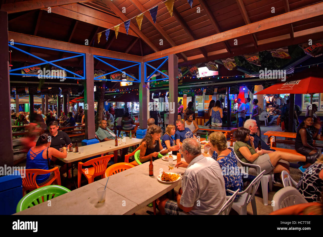 Il popolare venerdì sera cena notte a Oistins, vicino a Bridgetown Christchurch, Barbados. Foto Stock