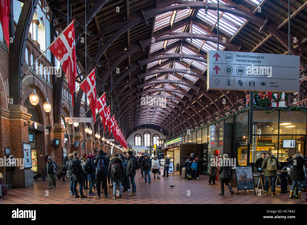 Copenhagen, Danimarca - 02 dicembre, 2016: persone in attesa per i loro treni nella sala principale della stazione ferroviaria centrale Foto Stock