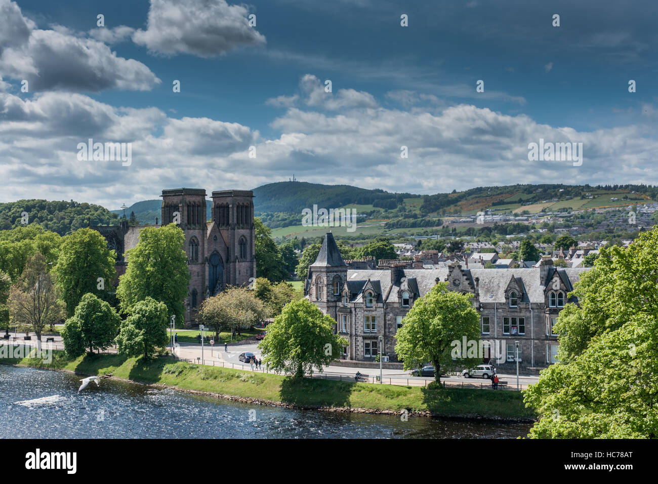 Ripresa a tutto campo sulle colline di Saint Andrews Cattedrale e il fiume Ness. Foto Stock